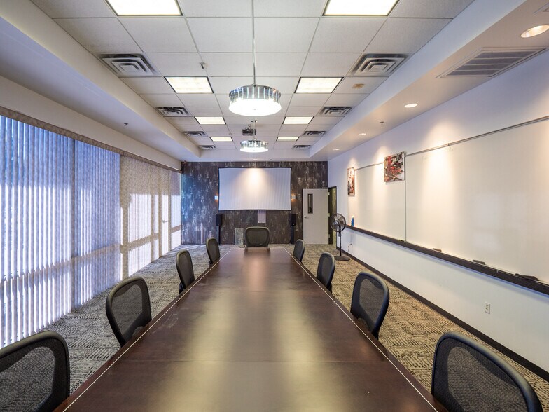 More Photos Of 2914 Montopolis Dr, Austin Light Manufacturing For Lease