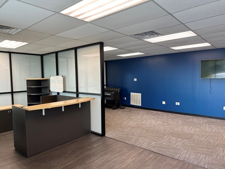 More Photos Of 3675 Kennesaw N Ind Pky, Kennesaw Showroom For Sale