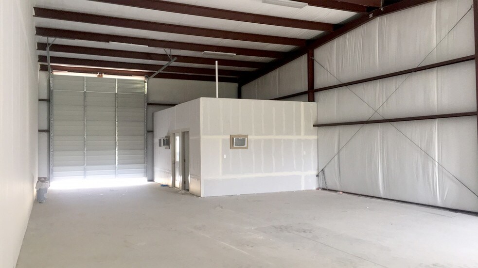 More Photos Of 520 County Road 108, Hutto Warehouse For Lease