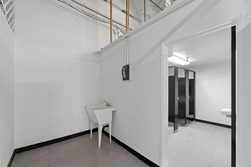 More Photos Of 1761-1765 W Oak St, Torrance Warehouse For Lease