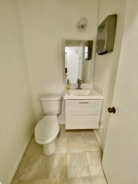 More Photos Of 907 Bay Area Blvd, Houston Medical For Sale