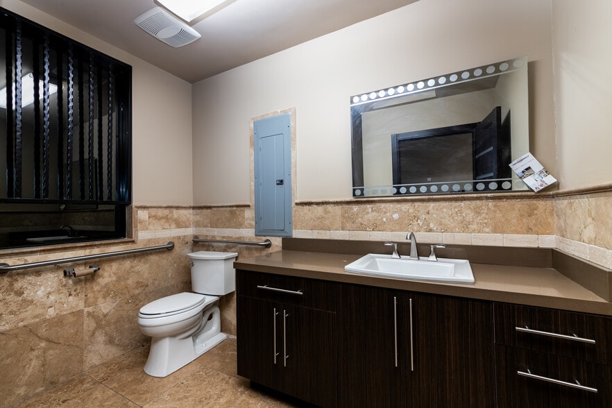 More Photos Of 14711 Princeton Ave, Moorpark Freestanding For Sale