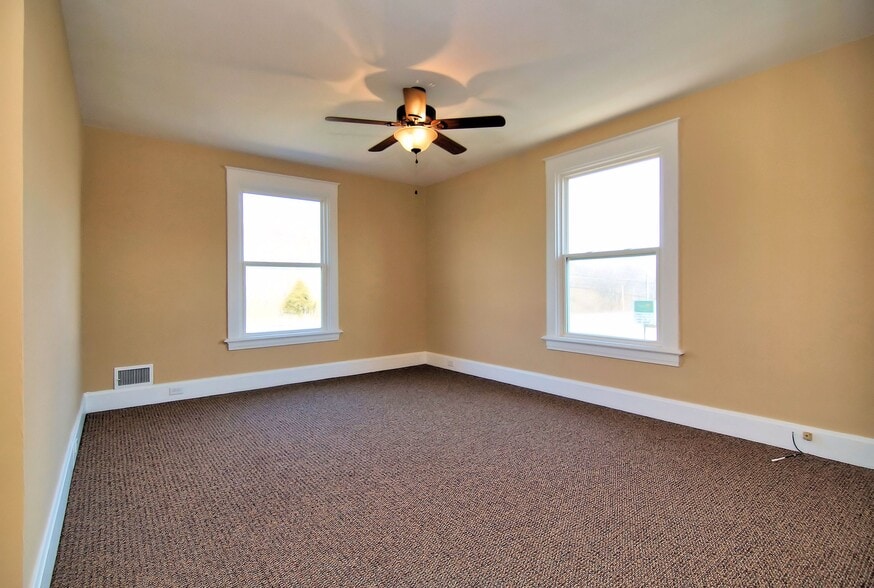 More Photos Of 1220 Belleview Dr, Lawrenceburg Office For Lease