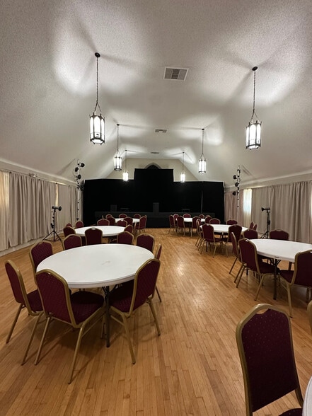 More Photos Of 111 S 6th St, Burbank Religious Facility For Lease