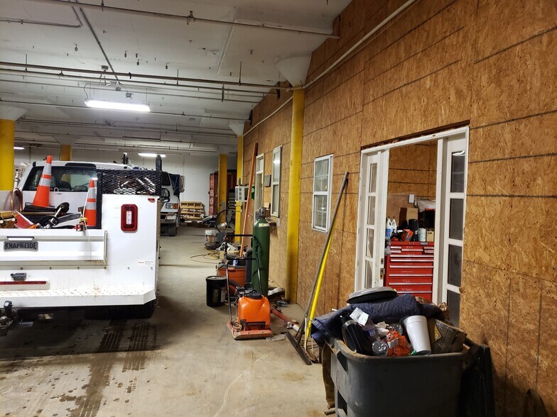 More Photos Of 1130 Donald Lee Hollowell Pky NW, Atlanta Warehouse For Lease