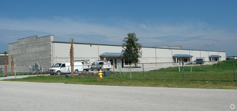 More Photos Of 915 Biscayne Blvd, Deland Airplane Hangar For Sale