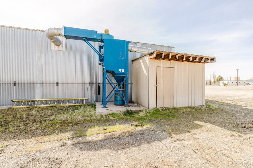 More Photos Of 824 Poplar St, Carlin Industrial For Sale