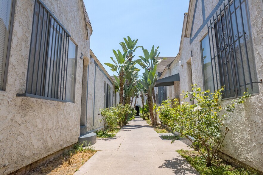 More Photos Of 526-534 W 47th St, Los Angeles Apartments For Sale