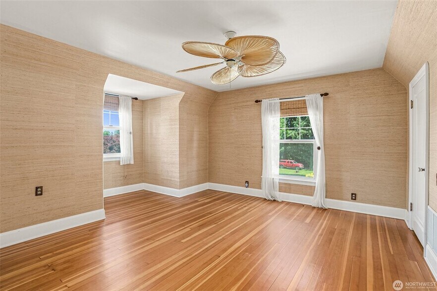 More Photos Of 1026 Alder St, Centralia Office Residential For Sale