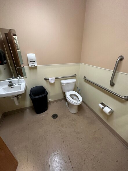 More Photos Of 2120 Howard Dr W, North Mankato Warehouse For Lease