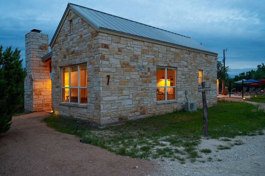 More Photos Of 7400 McGregor Ln, Dripping Springs Hotel For Sale