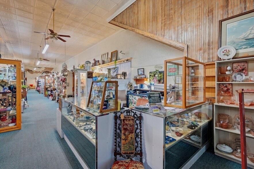 More Photos Of 321 N Main St, Bonham General Retail For Sale