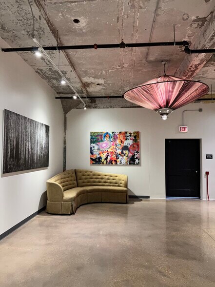 More Photos Of 1010 W 35th St, Chicago Flex For Lease