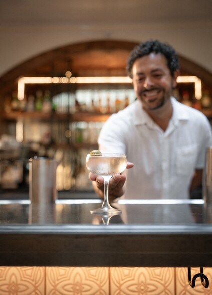 More Photos Of 527-537 State St, Santa Barbara Hotel For Lease