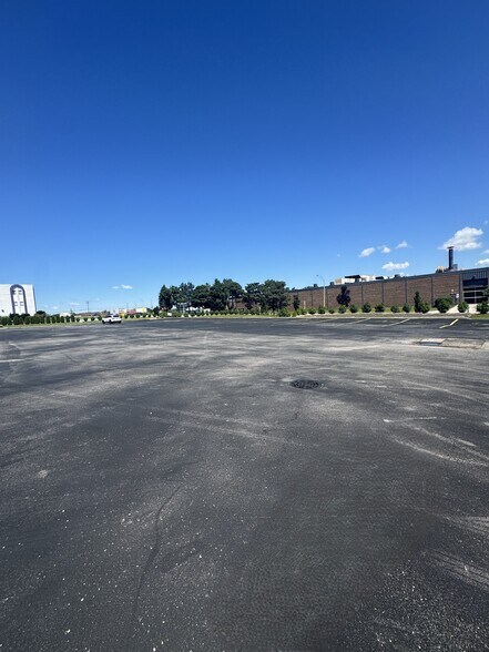 More Photos Of 621 Busse Rd, Bensenville Warehouse For Lease