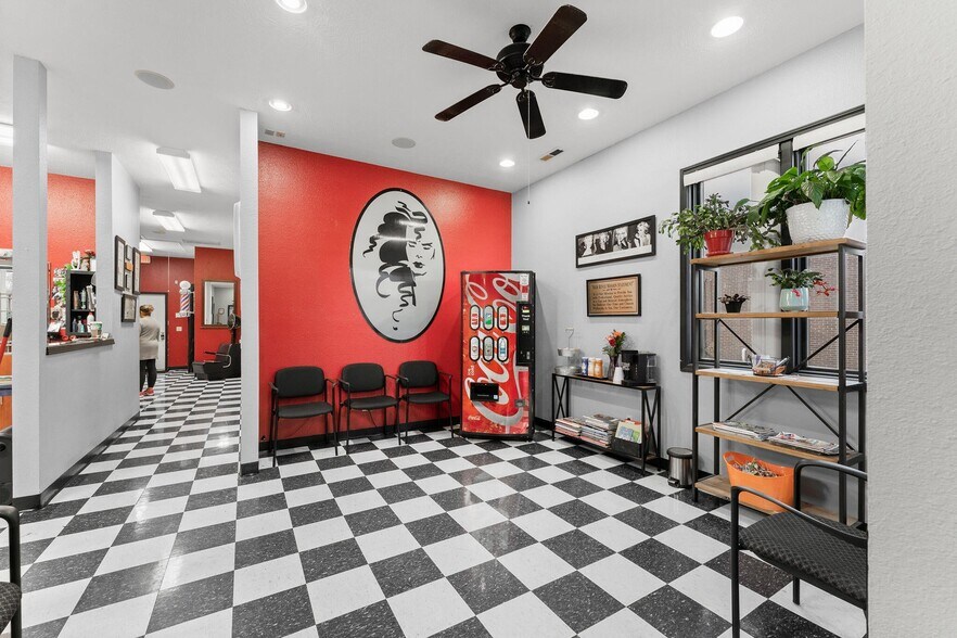 More Photos Of 208 N Main St, Nixa Freestanding For Sale