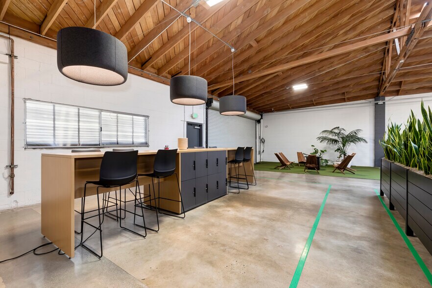 More Photos Of 956 W Hyde Park Blvd, Inglewood Manufacturing For Lease