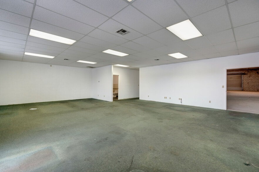 More Photos Of 2727 N Grove Industrial Dr, Fresno Warehouse For Sale