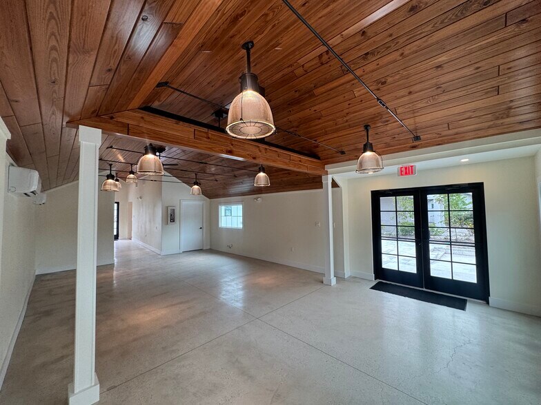 More Photos Of 514 1st Ave SW, Largo General Retail For Lease