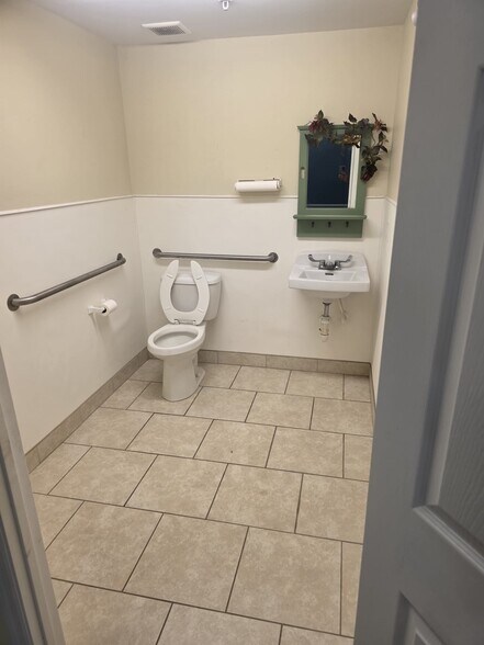 More Photos Of 801 8th Ave W, Palmetto Showroom For Lease