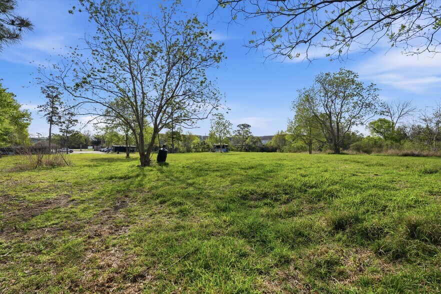 More Photos Of 2914 Old Highway 146, La Porte Bar For Sale