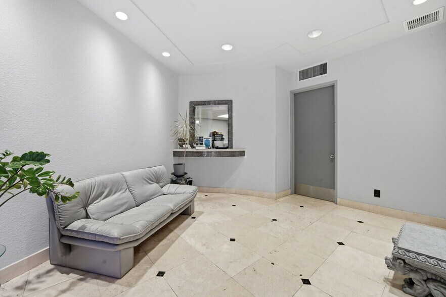 More Photos Of Sans Souci Blvd, Miami Office For Sale