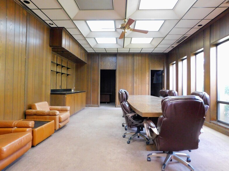 More Photos Of 720 SW F Ave, Lawton Manufacturing For Sale