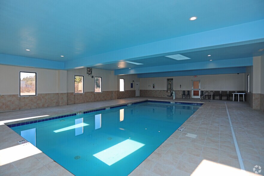 More Photos Of 127 Ontario Dr, Mount Hope Hotel For Sale