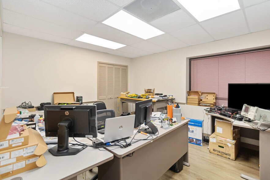 More Photos Of 1076 Florida Central Pky, Longwood Warehouse For Lease