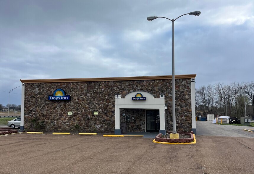 More Photos Of 800 University St, Martin Hotel For Sale