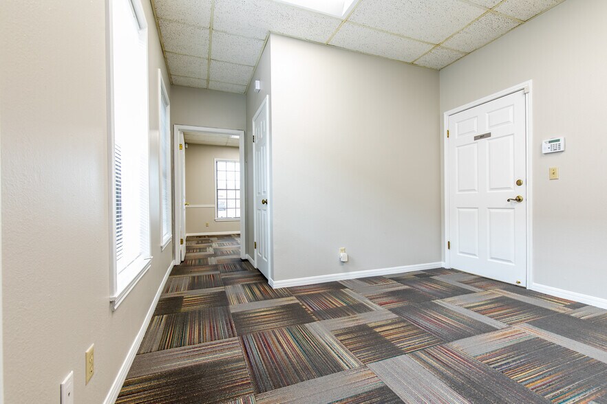 More Photos Of 1823 Fort View Rd, Austin Office For Sale