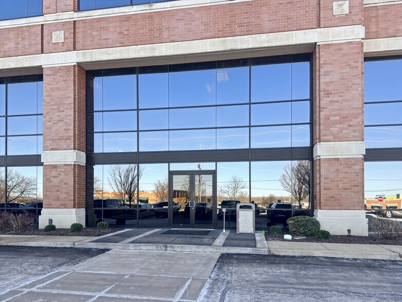 More Photos Of 100 Chesterfield Business Pky, Chesterfield Coworking Space