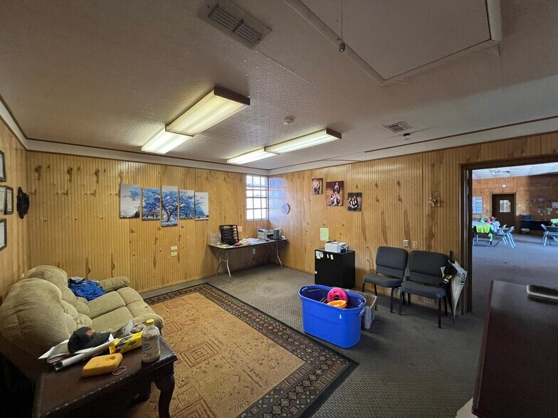 More Photos Of 3226 N Main St, Cleburne Warehouse For Lease