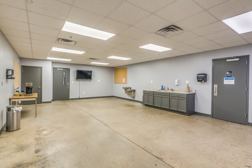 More Photos Of 371 G and S Rd, Prattville Warehouse For Lease