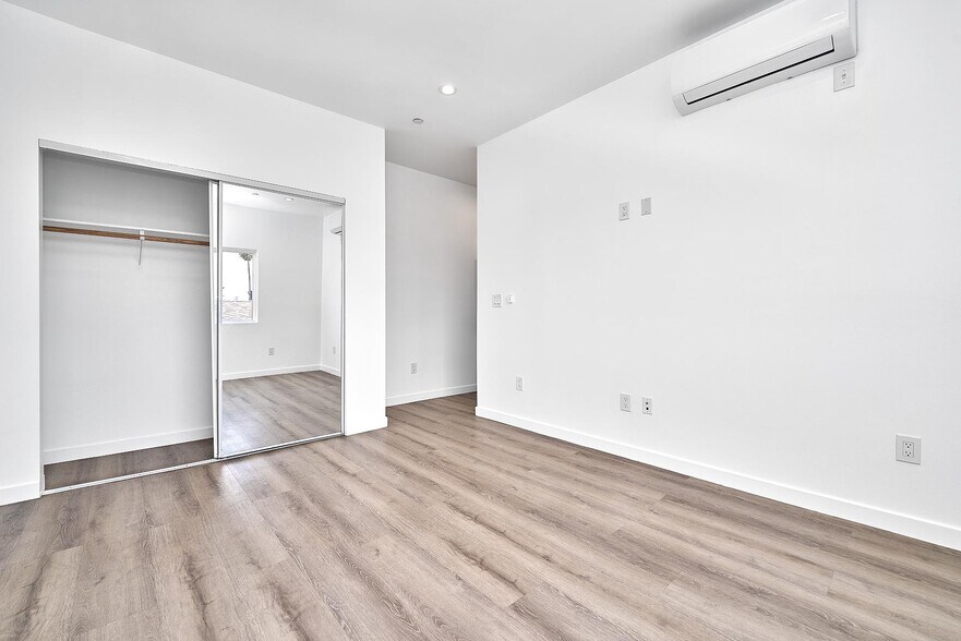 More Photos Of 550 W 47th St, Los Angeles Apartments For Sale