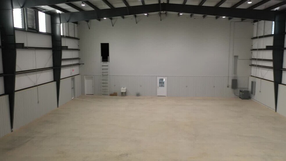 More Photos Of 9238 US Highway 69 N, Tyler Warehouse For Lease