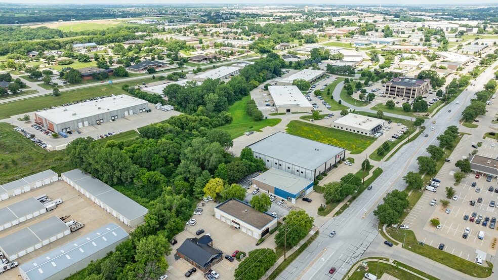 More Photos Of 2660 100th St, Urbandale Service For Sale