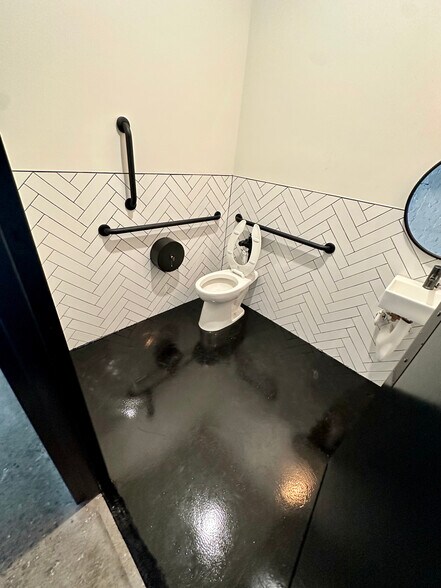 More Photos Of 801 N Broadway Ave, Oklahoma City Storefront Retail Office For Lease