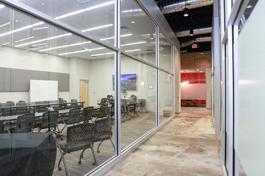 More Photos Of 817 E 4th St, Tulsa Showroom For Sale