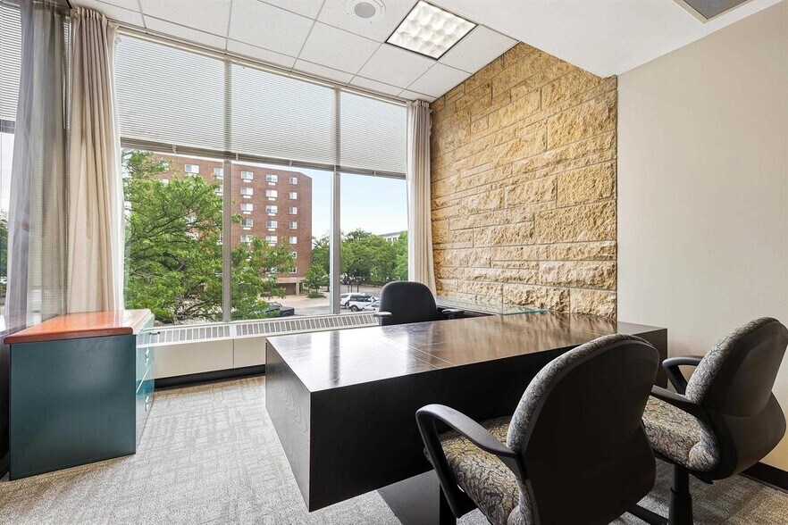 More Photos Of 270 W 7th St, Dubuque Bank For Lease