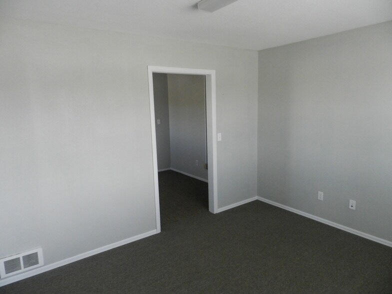 More Photos Of 445 Kristen Ct, Montrose Warehouse For Sale