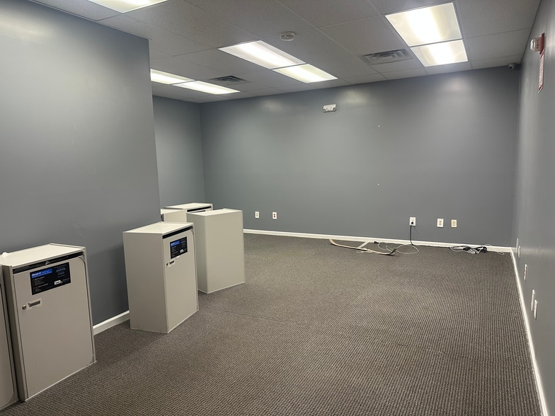 More Photos Of 9600 Sunbeam Center Dr, Jacksonville Office For Sale