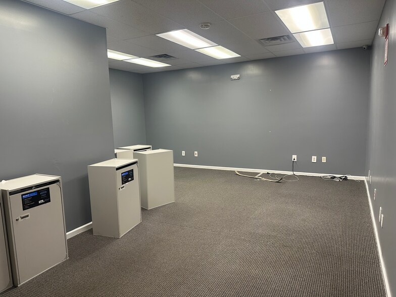 More Photos Of 9600 Sunbeam Ctr, Jacksonville Office For Sale