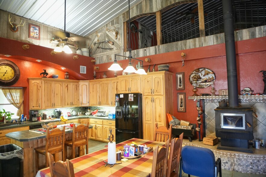 More Photos Of 1122 Douglas Ave, Beaver Hotel For Sale