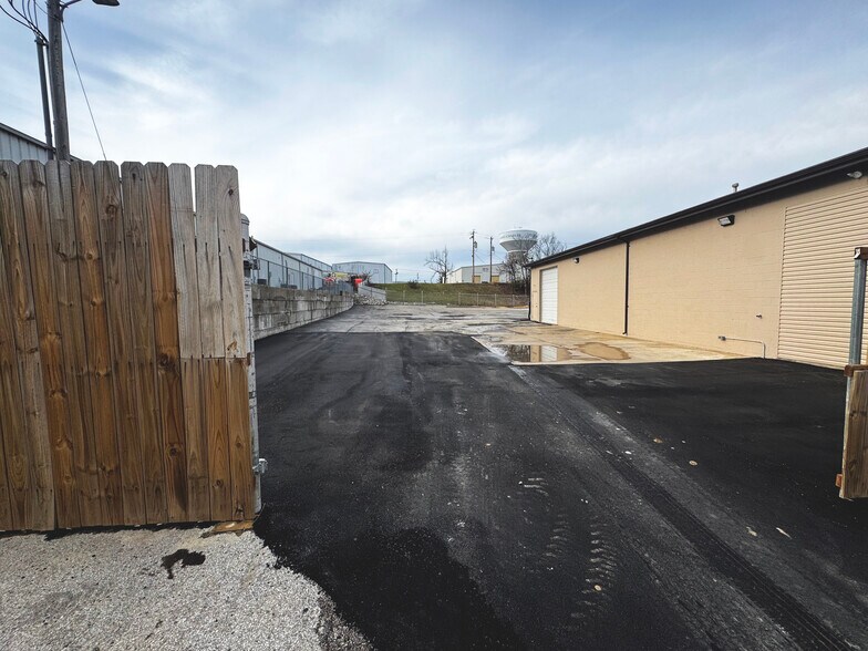 More Photos Of 1817 Scherer Pky, Saint Charles Warehouse For Lease