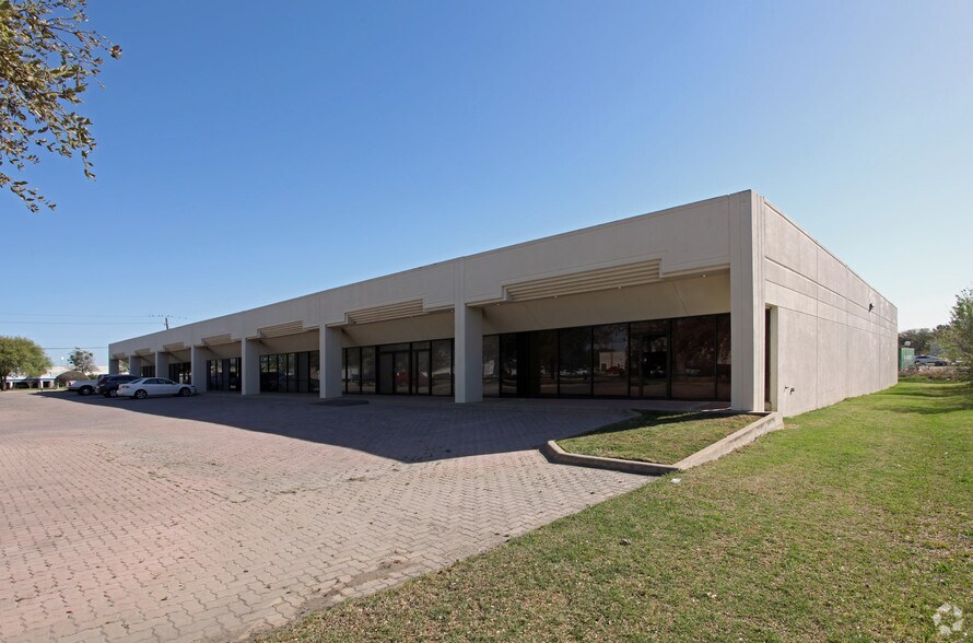 More Photos Of 1908 Royal Ln, Dallas Light Distribution For Lease