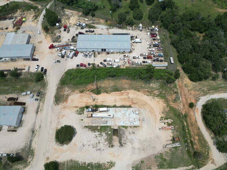 More Photos Of 207 Samuel Dr, Weatherford Warehouse For Lease