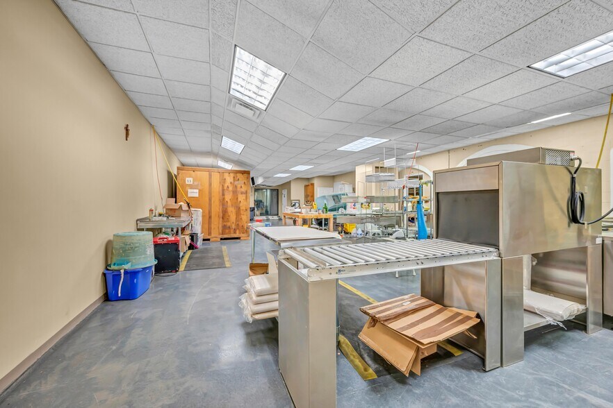 More Photos Of 2391 S Main St, Waterbury Showroom For Sale