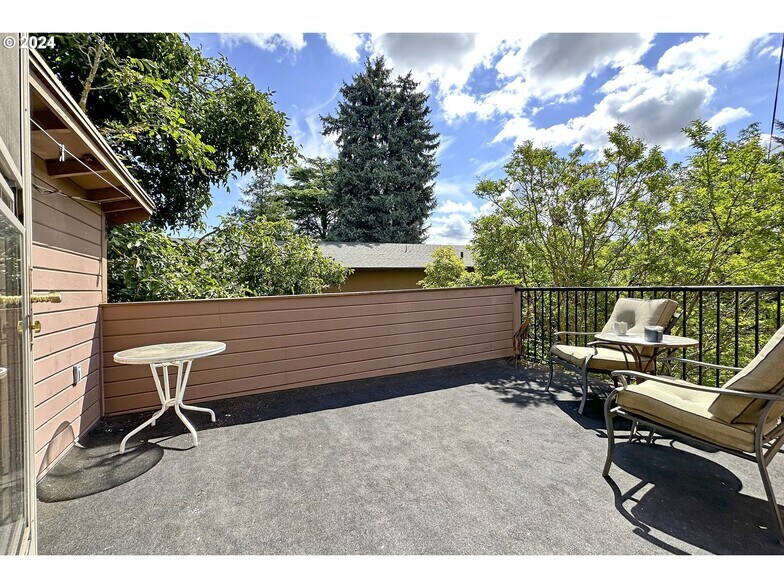 More Photos Of 4608 NE 102nd Ave, Portland Veterinarian Kennel For Sale