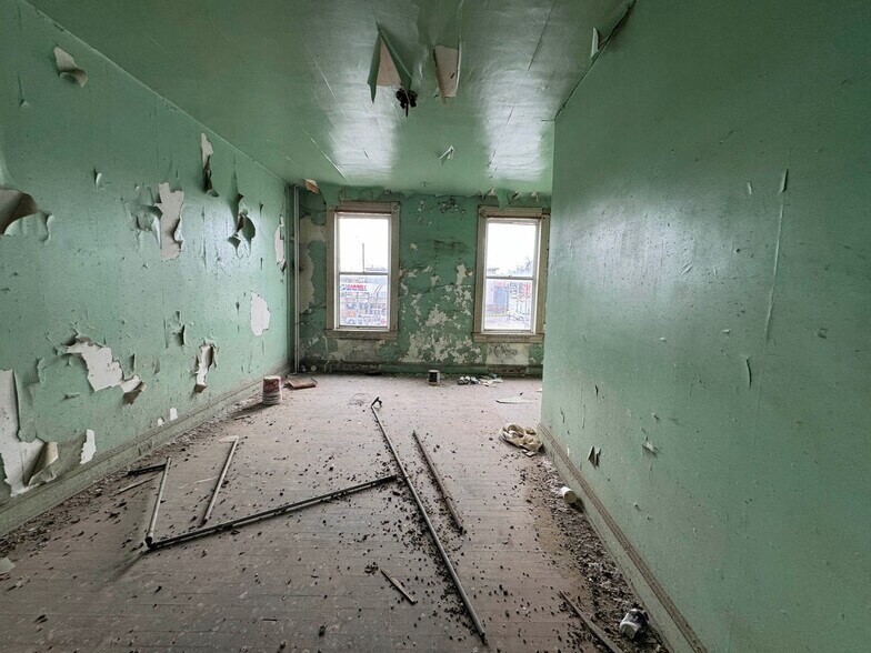 More Photos Of 443-447 E 25th St, Baltimore Storefront Retail Residential For Sale